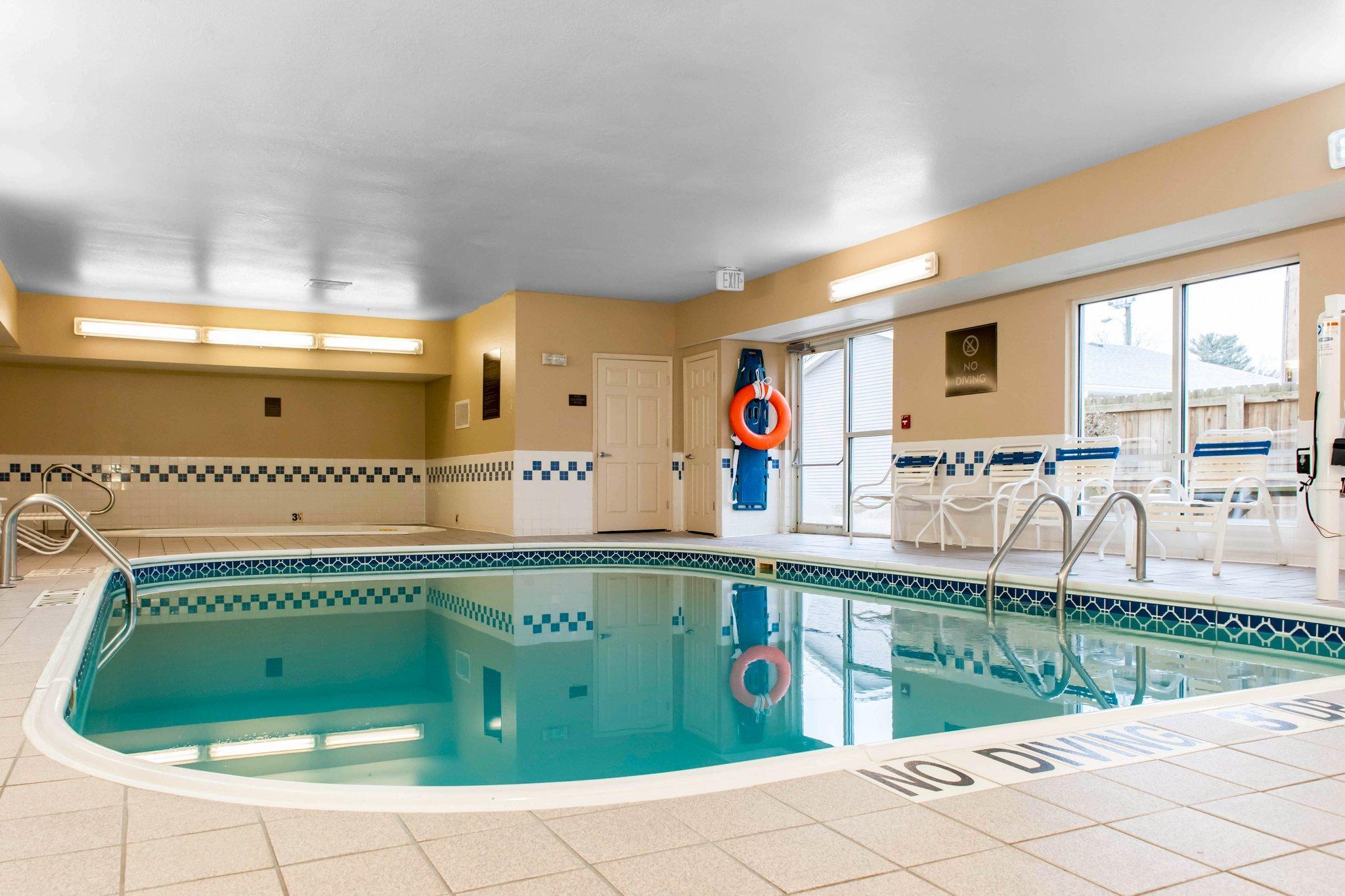 Comfort Suites Terre Haute University Area Exteriör bild