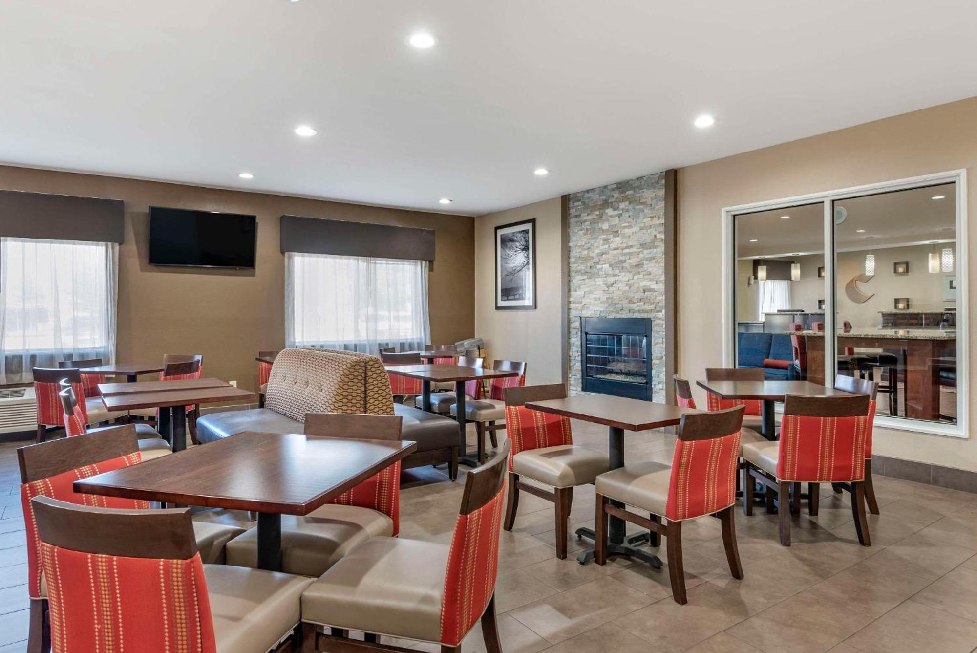 Comfort Suites Terre Haute University Area Exteriör bild