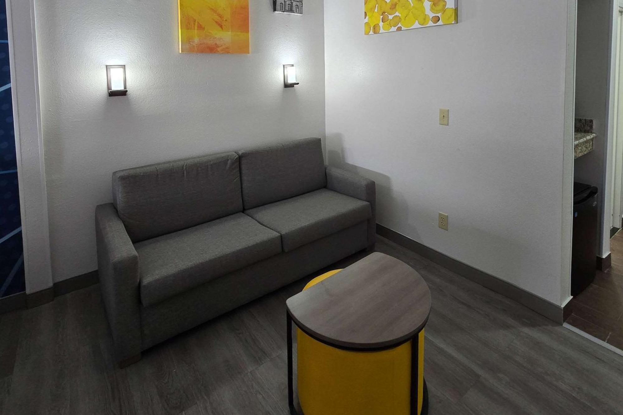 Comfort Suites Terre Haute University Area Exteriör bild