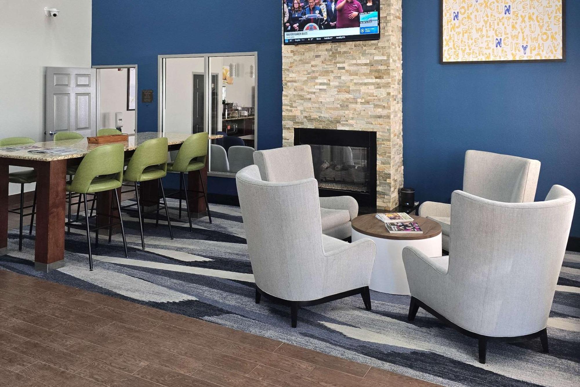Comfort Suites Terre Haute University Area Exteriör bild