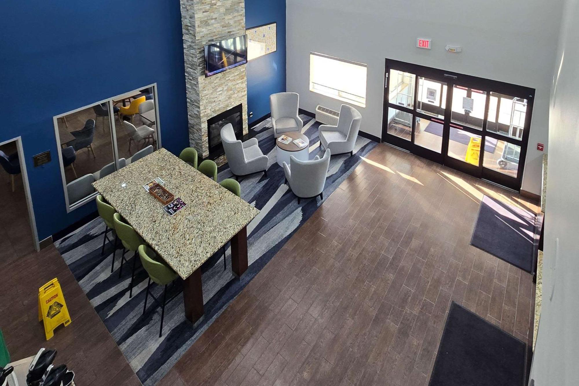 Comfort Suites Terre Haute University Area Exteriör bild